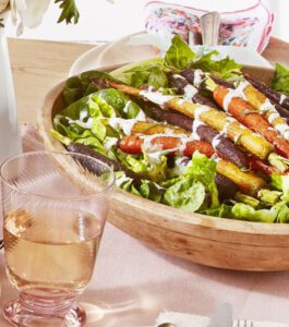 Groene salade met geroosterde wortel en dragondressing