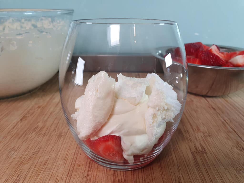 Aardbeien en frambozen dessert