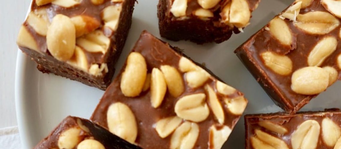 An-easy-fudge-recipe-thats-not-only-made-with-healthy-wholesome-ingredients-but-super-delicious-too-Recipe-on-NotEnoughCinnamon.com-glutenfree-vegan-cleaneating-1