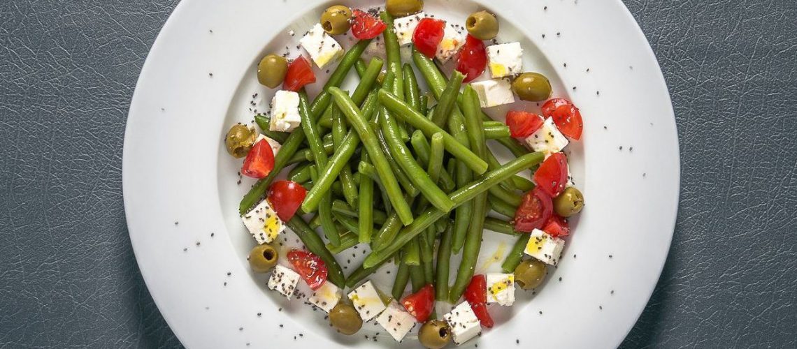 Insalata-di-fagiolini-olive-verdi-feta-e-pomodorini